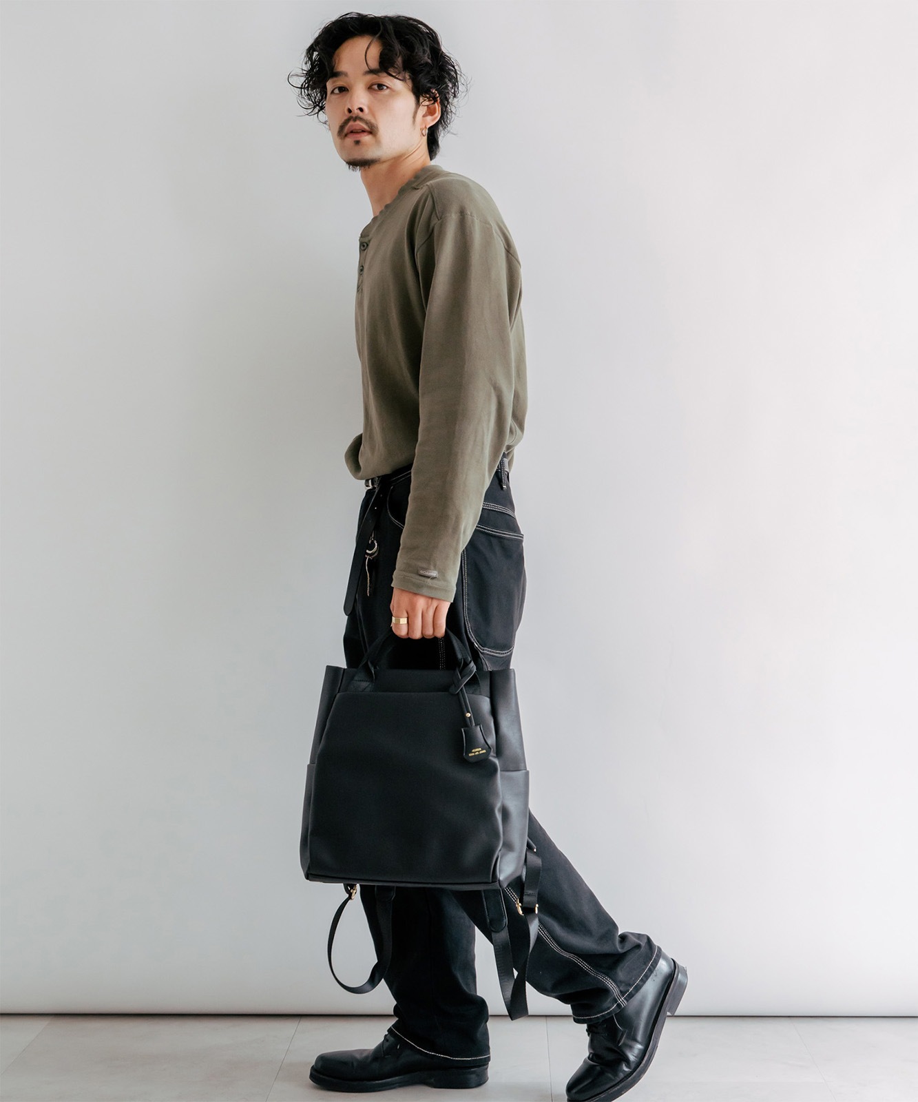合皮チャーム付きトートリュック