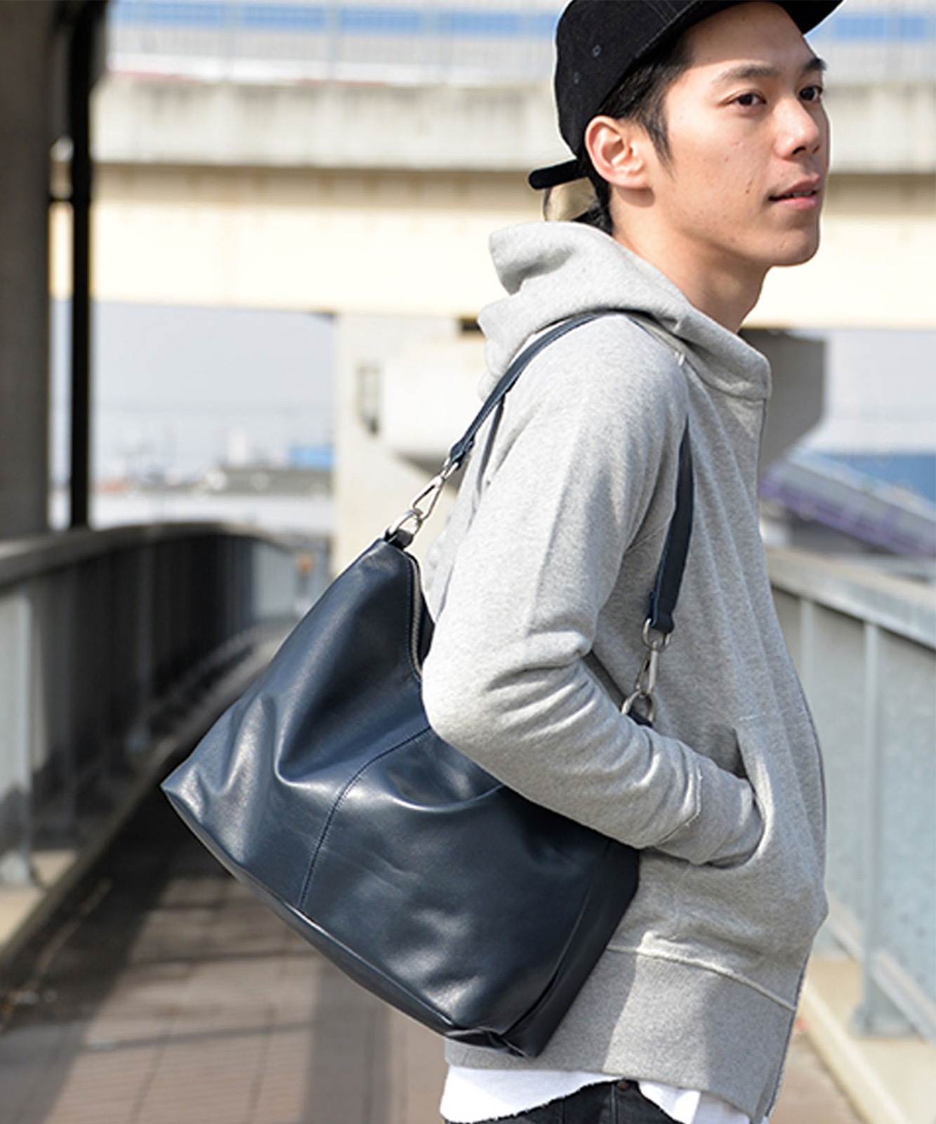 【 DEVICE 】 TransitGate G2 本革エディターズバッグ ショルダーバッグ 大容量 横長 牛革 レザー 2WAY 通勤 通学 高見え メンズ レディース ユニセックス TGS7013