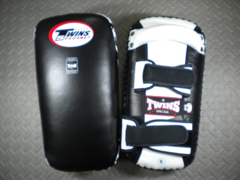 新品未使用品　訳アリ　ツインズ　キックミット　本革製 twins サンドバック 楽天市場】【タイの現地在庫より取り寄せも可能】 Twins