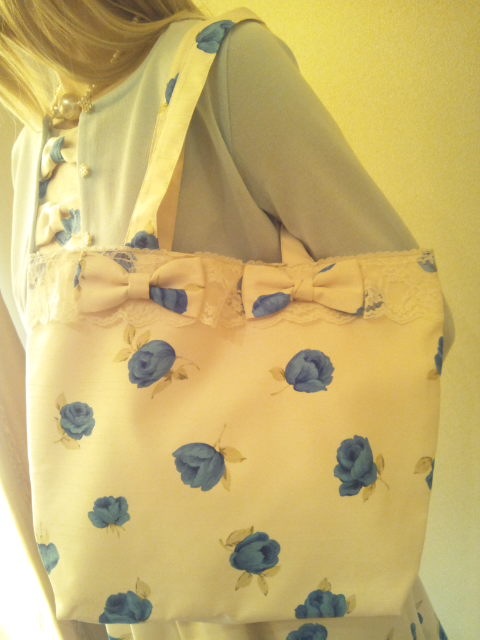 リボンフレンズバッグBBローズ柄オフ×ブルー ： JESUS DIAMANTE