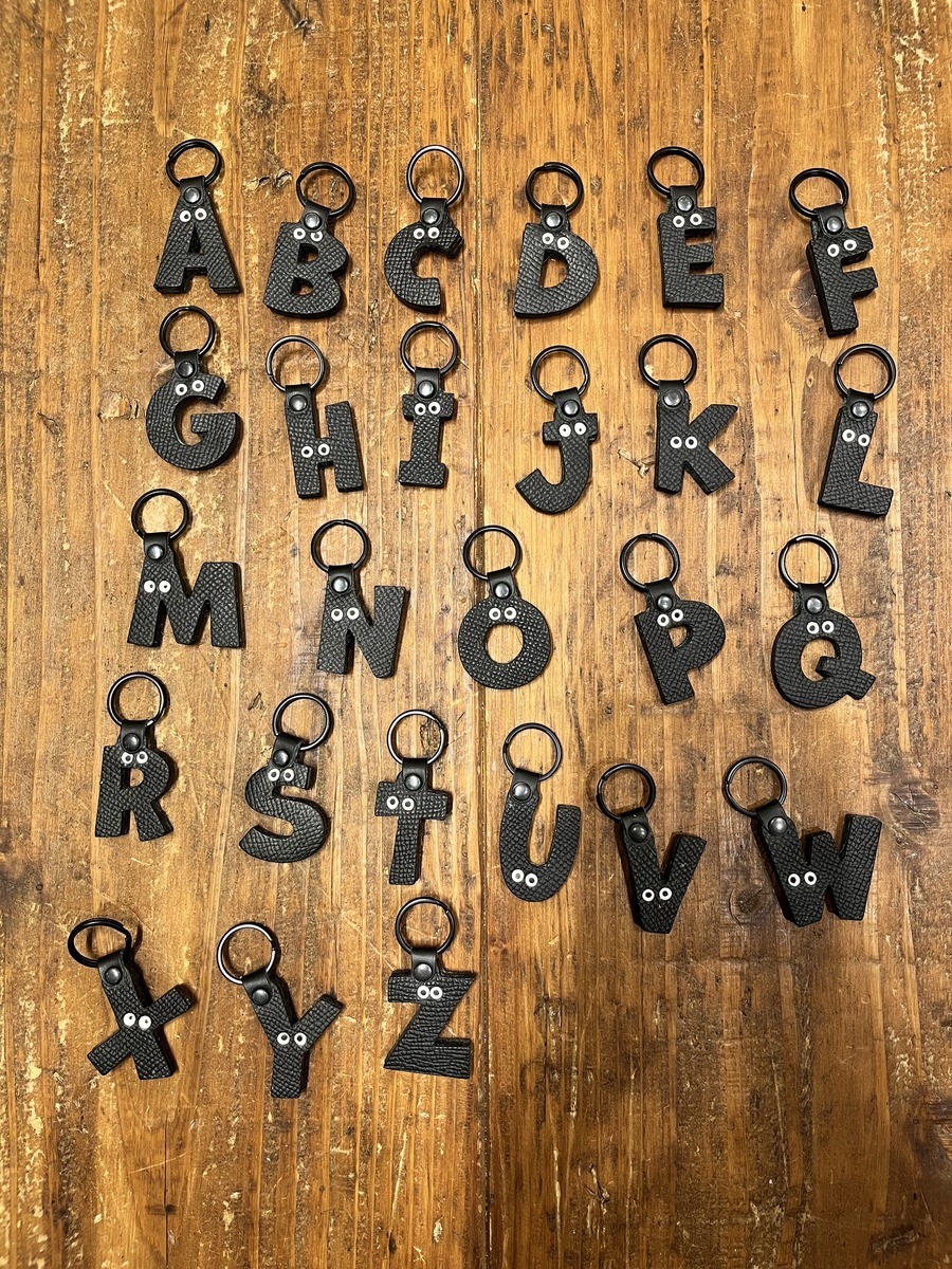 【人気No.1デザイン】イニシャルタグ・オールブラック（名前カスタム可）