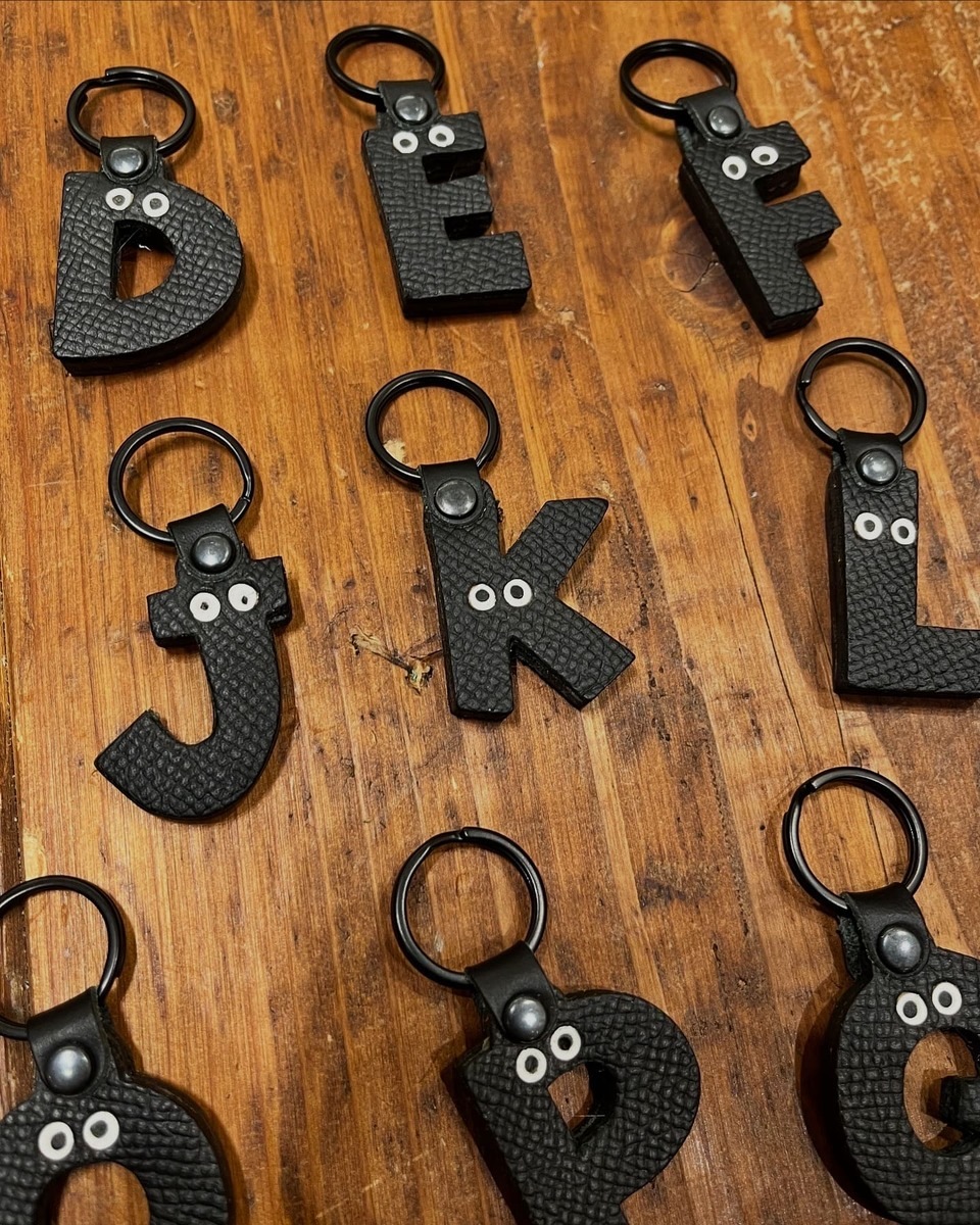 【人気No.1デザイン】イニシャルタグ・オールブラック（名前カスタム可）