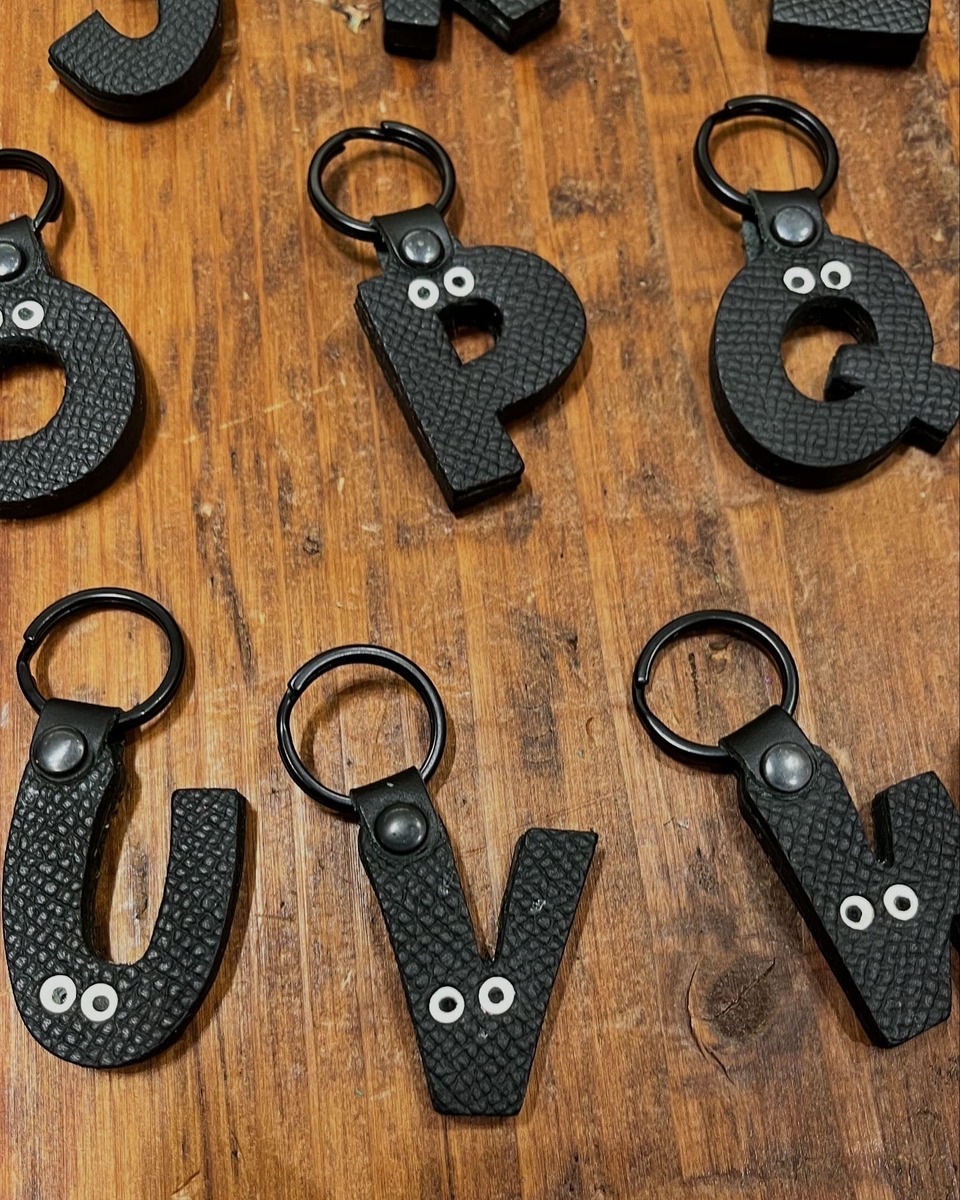 【人気No.1デザイン】イニシャルタグ・オールブラック（名前カスタム可）