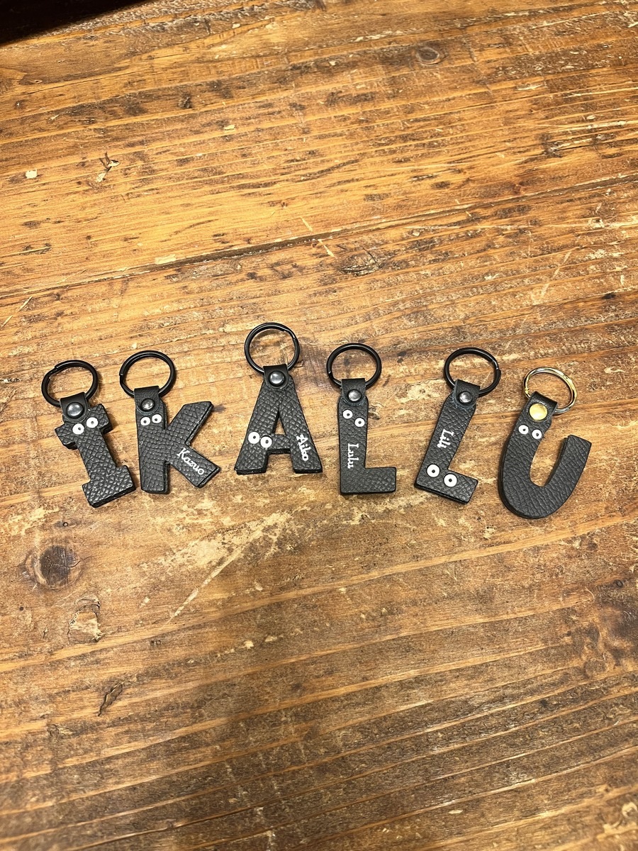 【人気No.1デザイン】イニシャルタグ・オールブラック（名前カスタム可）