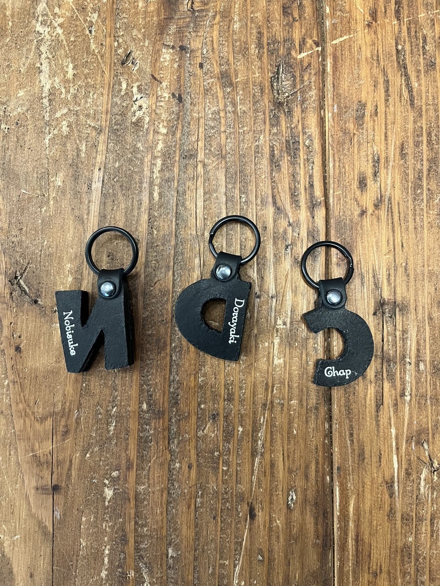 【人気No.1デザイン】イニシャルタグ・オールブラック（名前カスタム可）