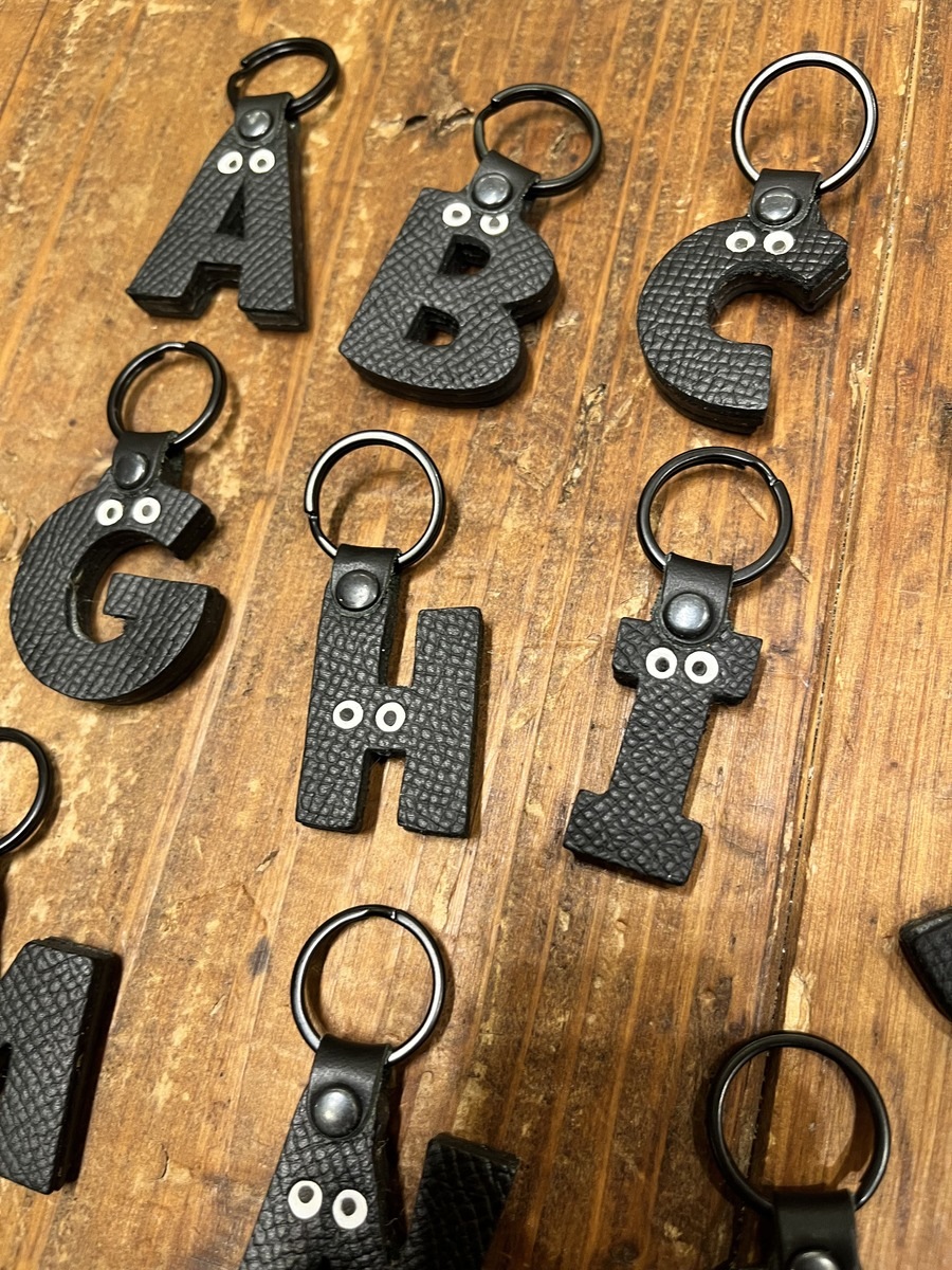 【人気No.1デザイン】イニシャルタグ・オールブラック（名前カスタム可）