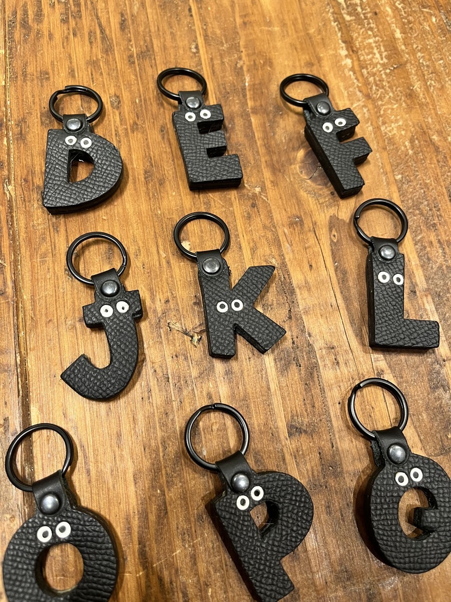 【人気No.1デザイン】イニシャルタグ・オールブラック（名前カスタム可）