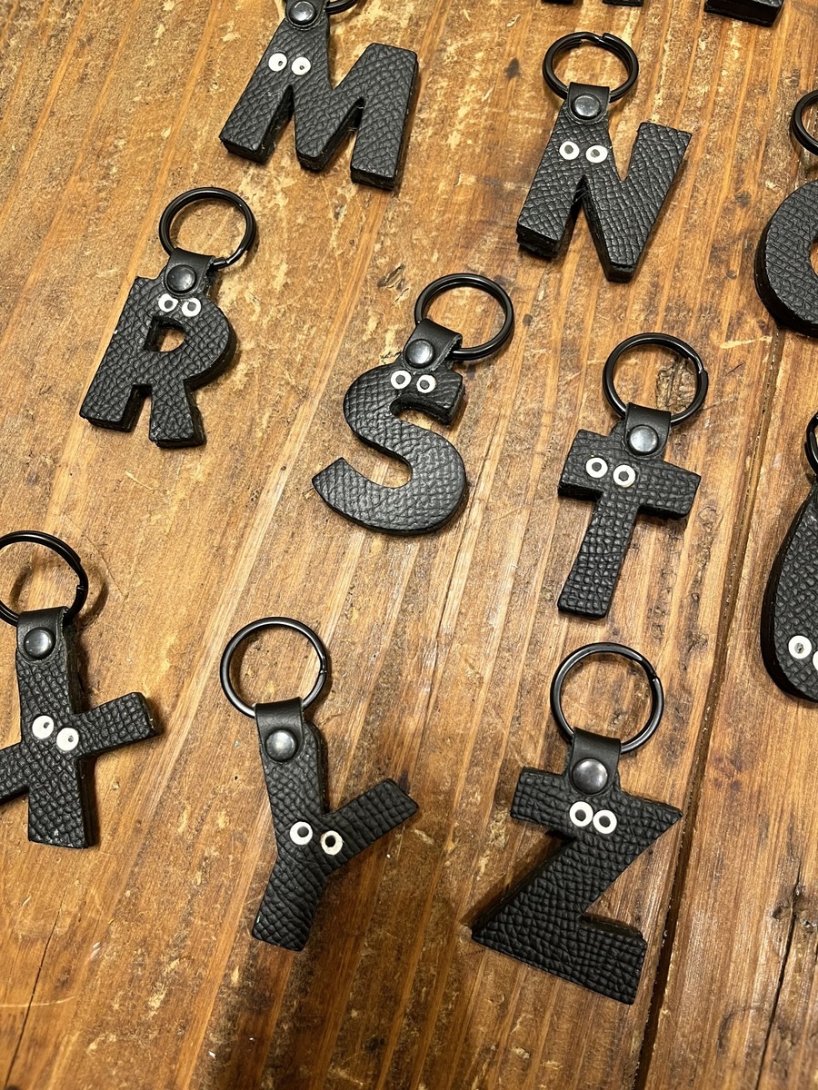 【人気No.1デザイン】イニシャルタグ・オールブラック（名前カスタム可）