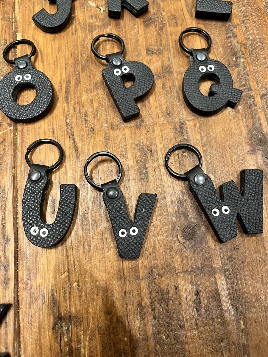 【人気No.1デザイン】イニシャルタグ・オールブラック（名前カスタム可）