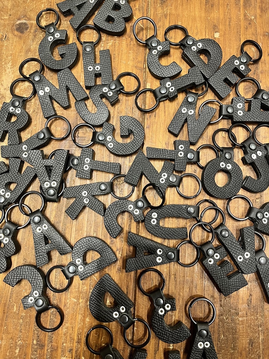 【人気No.1デザイン】イニシャルタグ・オールブラック（名前カスタム可）