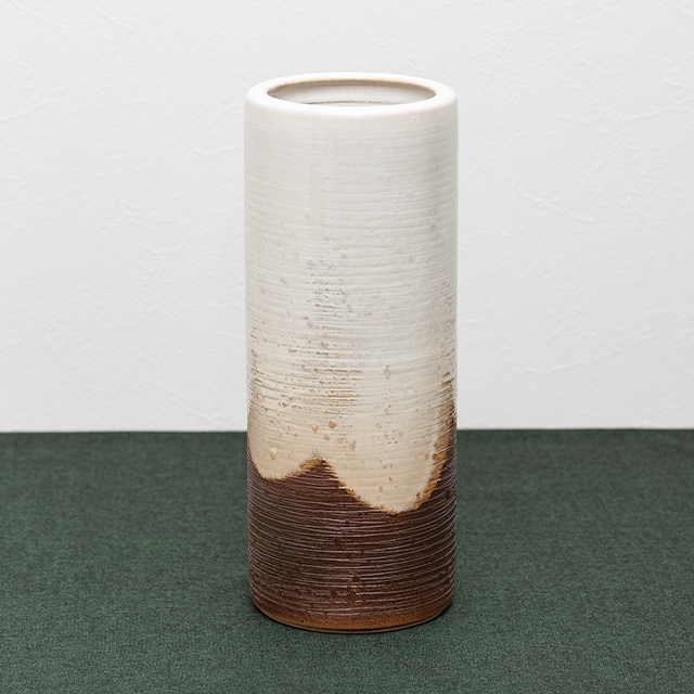 白釉松皮寸胴花入 【Lot 1】