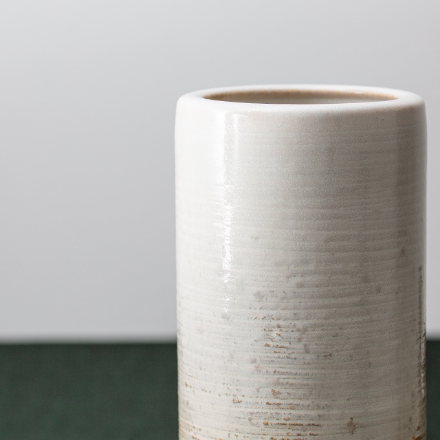 白釉松皮寸胴花入 【Lot 1】