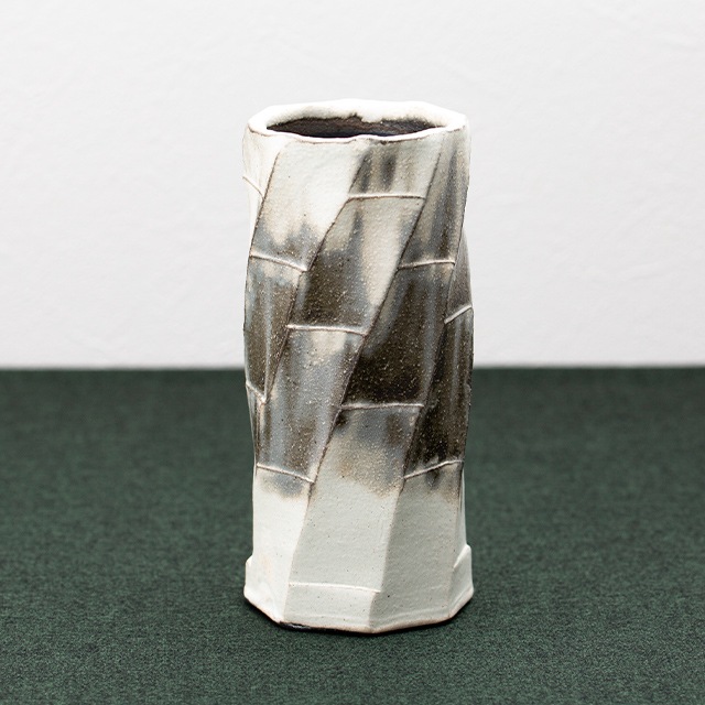 白化粧面取花入 【Lot 1】