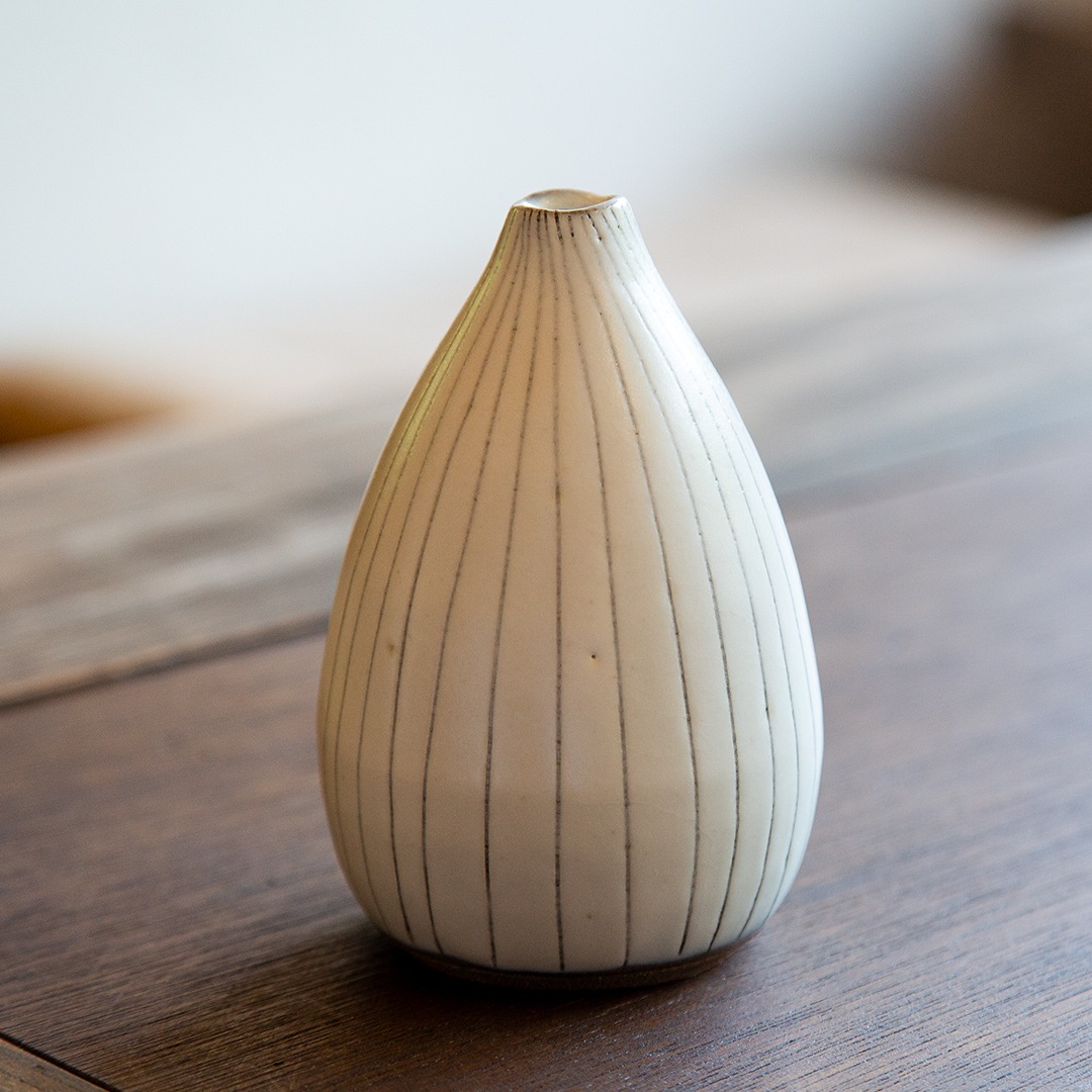 白化粧線文花入 全面(小) 【Lot 20】