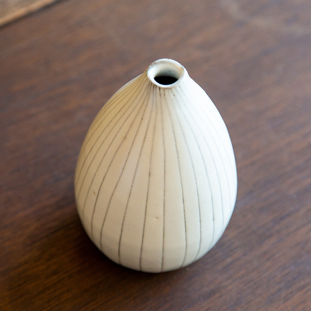 白化粧線文花入 全面(小) 【Lot 20】