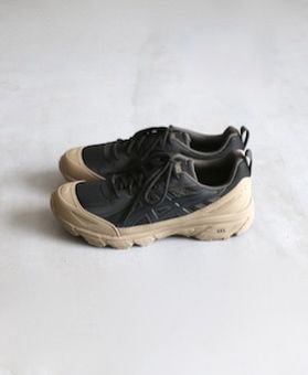 ASICS (å) 
