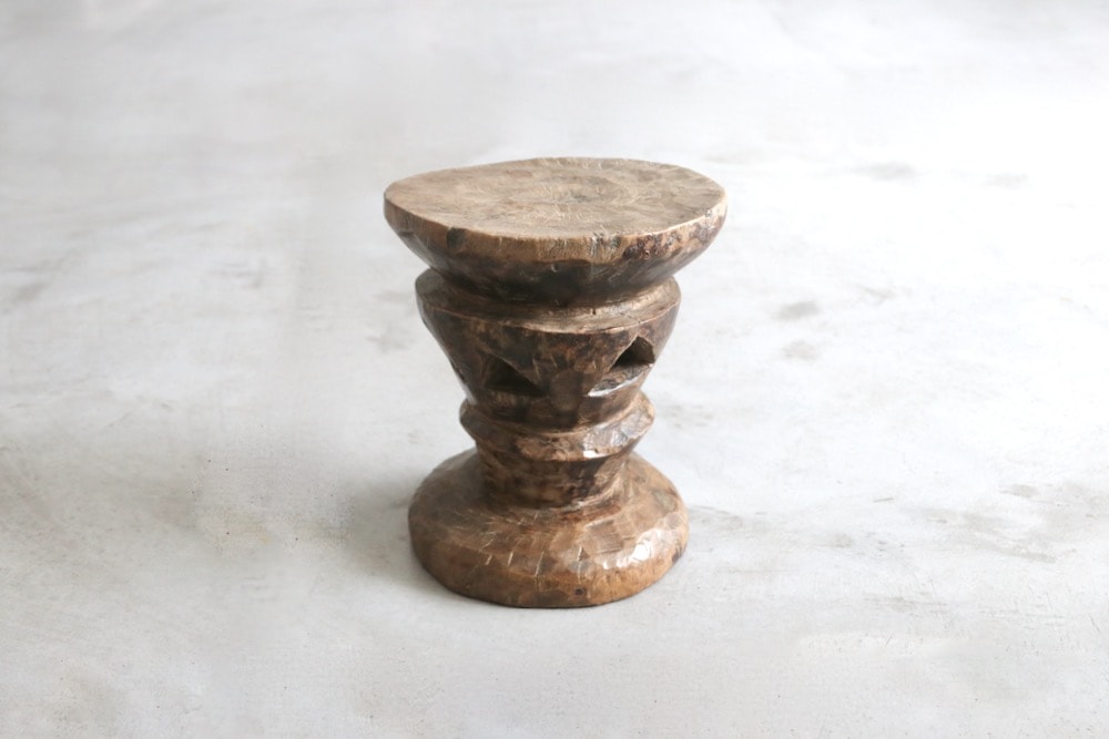 African Crafts (アフリカ工芸品) “トンガ族のスツール - LIGHT