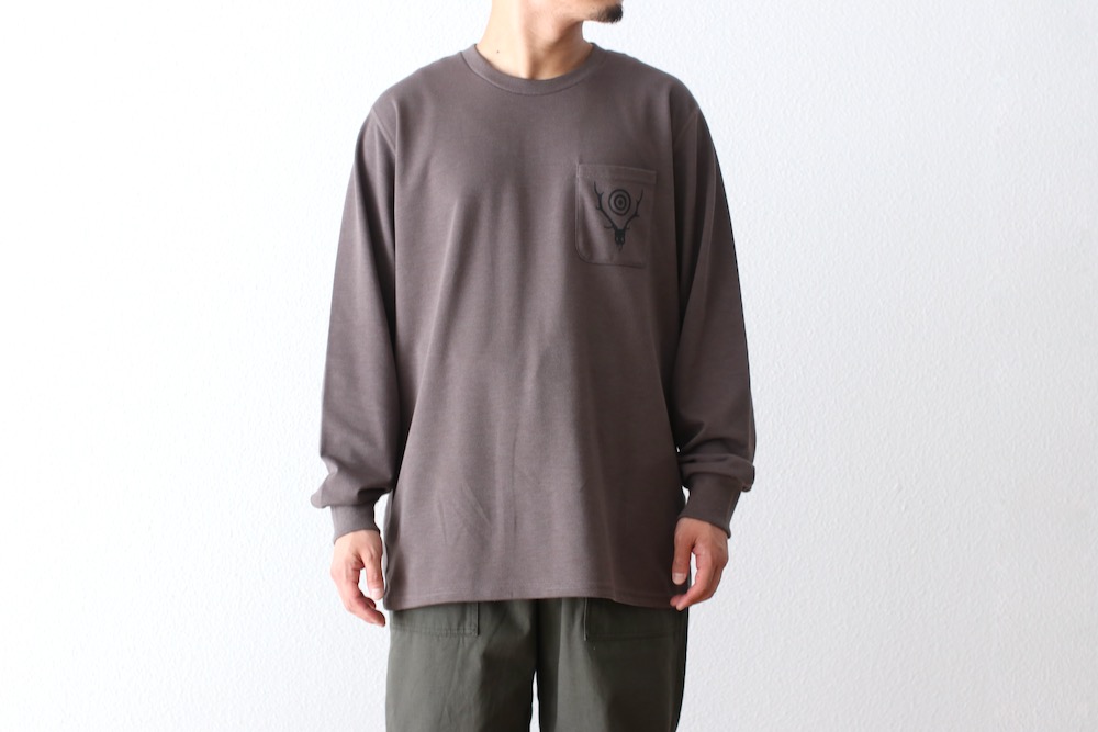 South2 West8 (ġ ȥ) "L/S Round Pocket Tee - Circle Horn"