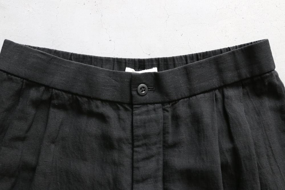 ATON (ȥ) "COTTON LINEN VOILE TWO TUCKED EASY SHORTS"