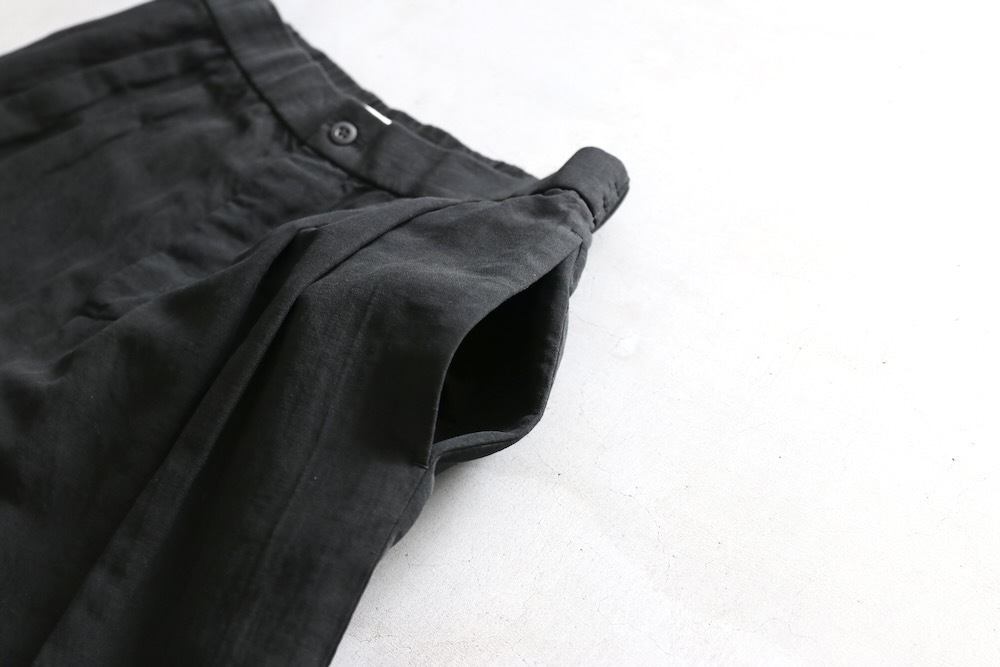 ATON (ȥ) "COTTON LINEN VOILE TWO TUCKED EASY SHORTS"