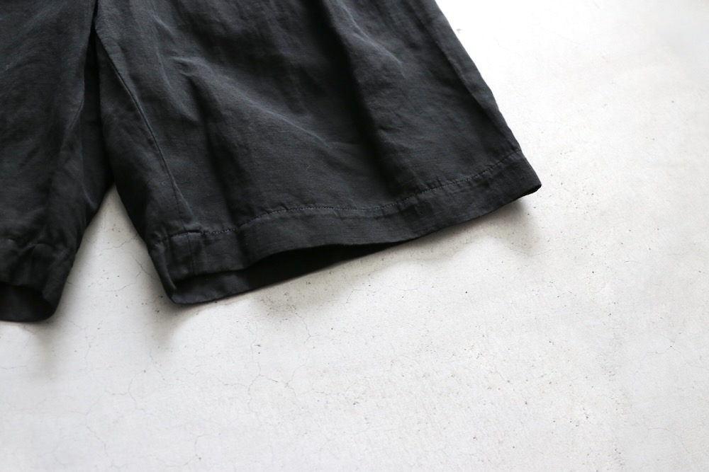 ATON (ȥ) "COTTON LINEN VOILE TWO TUCKED EASY SHORTS"