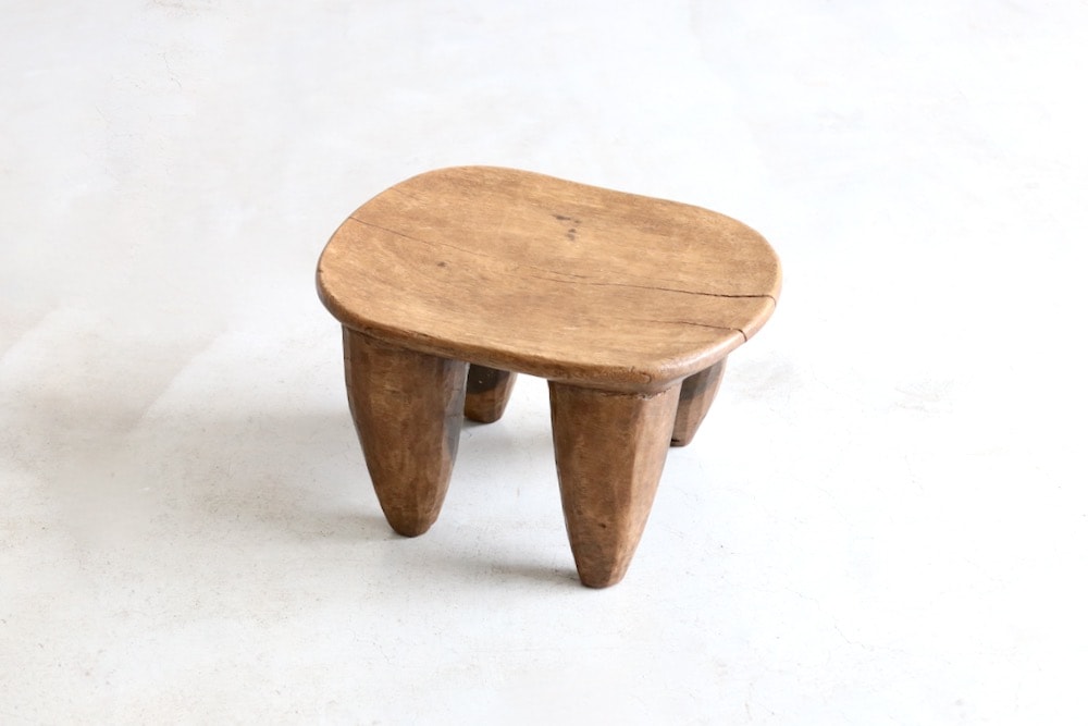 アフリカ　スツール　タンザニア 織り模様が鮮やかなエヴェ族の布を掛けて、 アフリカの椅子を