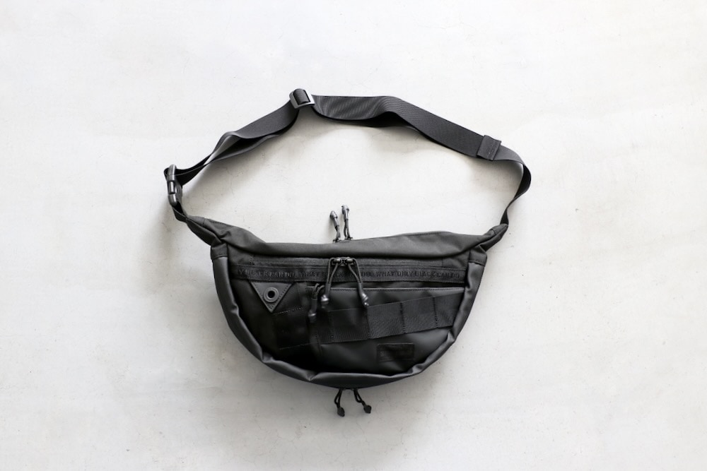 ��8.31 10:00 Release / limited��White Mountaineering �� BRIEFING(�ۥ磻�ȥޥ���ƥ˥���� �� �֥꡼�ե���) "WM BLK x BRIEFING ��BODY BAG'"