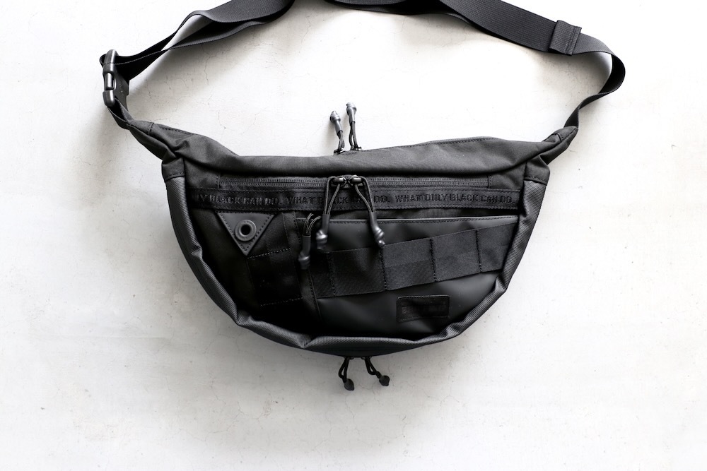 ��8.31 10:00 Release / limited��White Mountaineering �� BRIEFING(�ۥ磻�ȥޥ���ƥ˥���� �� �֥꡼�ե���) "WM BLK x BRIEFING ��BODY BAG'"