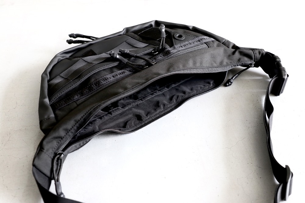 ��8.31 10:00 Release / limited��White Mountaineering �� BRIEFING(�ۥ磻�ȥޥ���ƥ˥���� �� �֥꡼�ե���) "WM BLK x BRIEFING ��BODY BAG'"