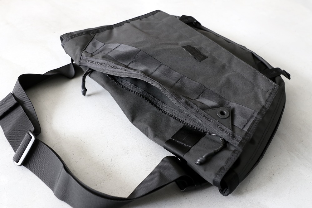 ��8.31 10:00 Release / limited��White Mountaineering �� BRIEFING(�ۥ磻�ȥޥ���ƥ˥���� �� �֥꡼�ե���) "WM BLK x BRIEFING ��MESSENGER��"