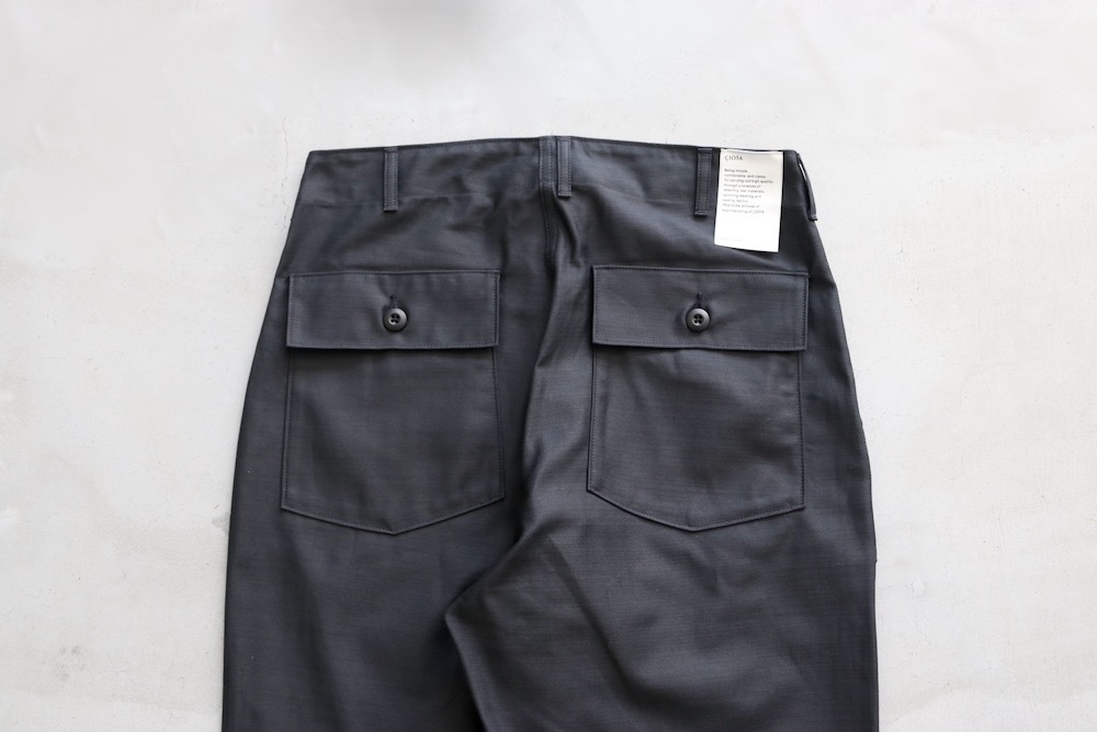 CIOTA (シオタ) “スビンムラ糸 バックサテン ベイカーパンツ