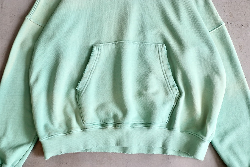 mooji mooji (�ࡼ�����ࡼ����) "OVERSIZED CROP HOODIE AGED"