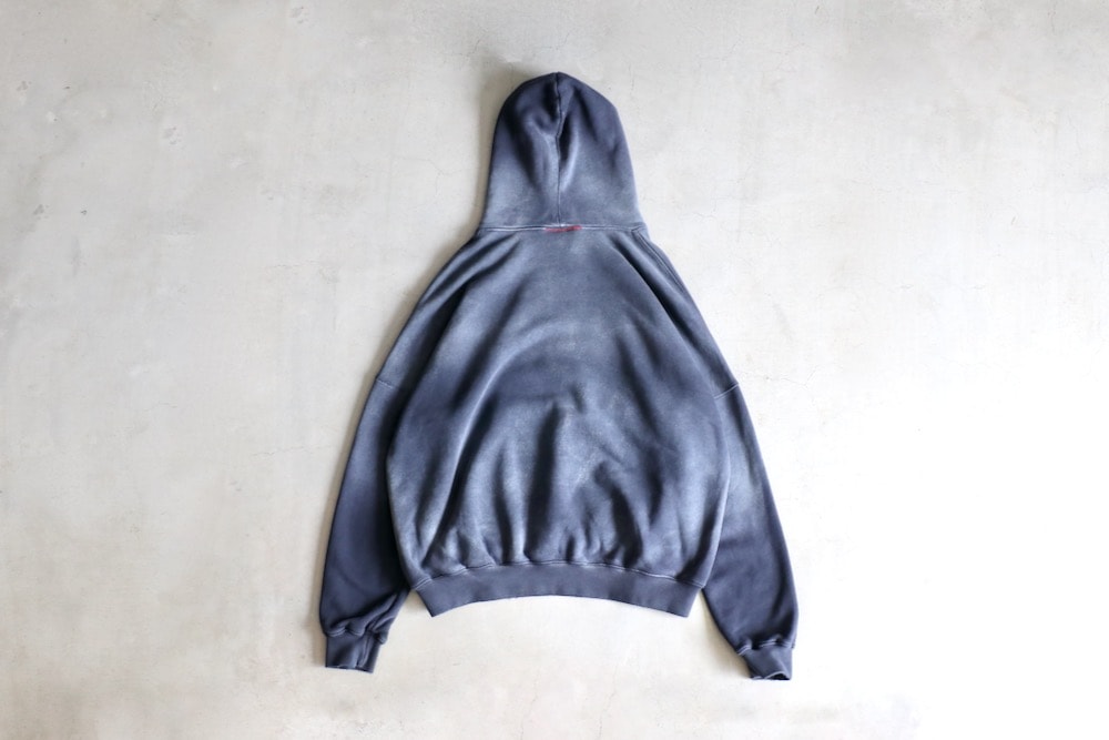 mooji mooji (�ࡼ�����ࡼ����) "OVERSIZED CROP HOODIE AGED"