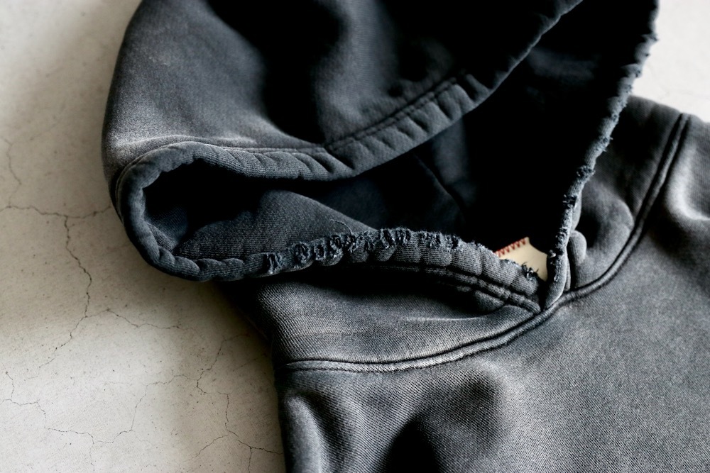 mooji mooji (�ࡼ�����ࡼ����) "OVERSIZED CROP HOODIE AGED"