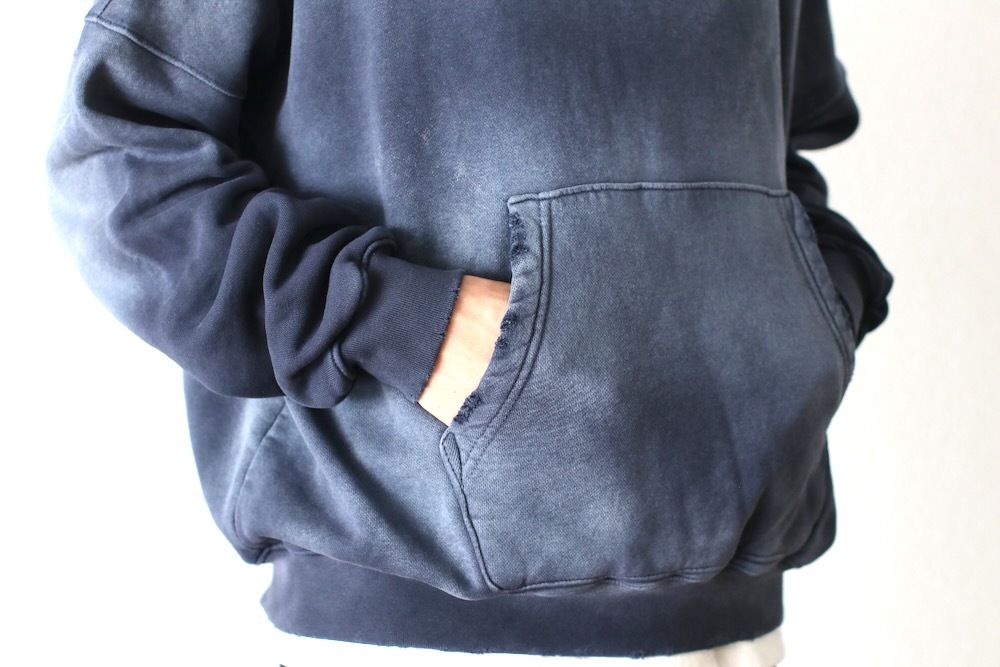 mooji mooji (�ࡼ�����ࡼ����) "OVERSIZED CROP HOODIE AGED"