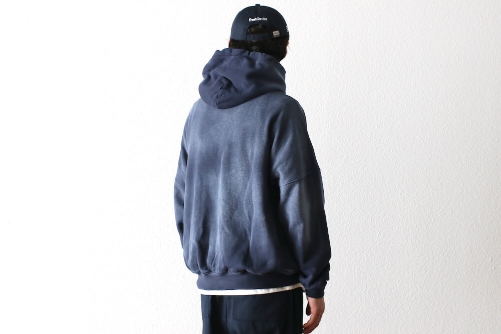 mooji mooji (�ࡼ�����ࡼ����) "OVERSIZED CROP HOODIE AGED"