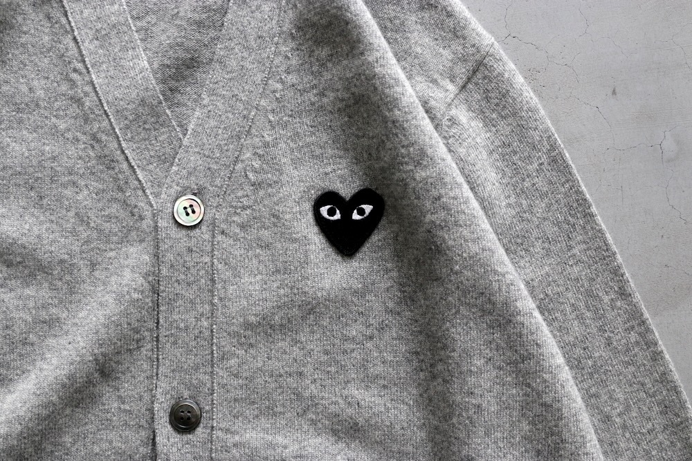 PLAY COMME des GARCONS(�ץ쥤 ���� �� ����륽��) "V-Neck Cardigan With Black Emblem AX-N024-051"