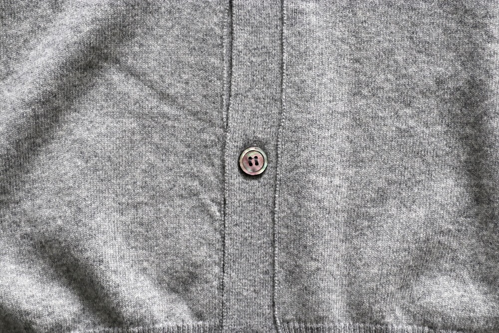 PLAY COMME des GARCONS(�ץ쥤 ���� �� ����륽��) "V-Neck Cardigan With Black Emblem AX-N024-051"