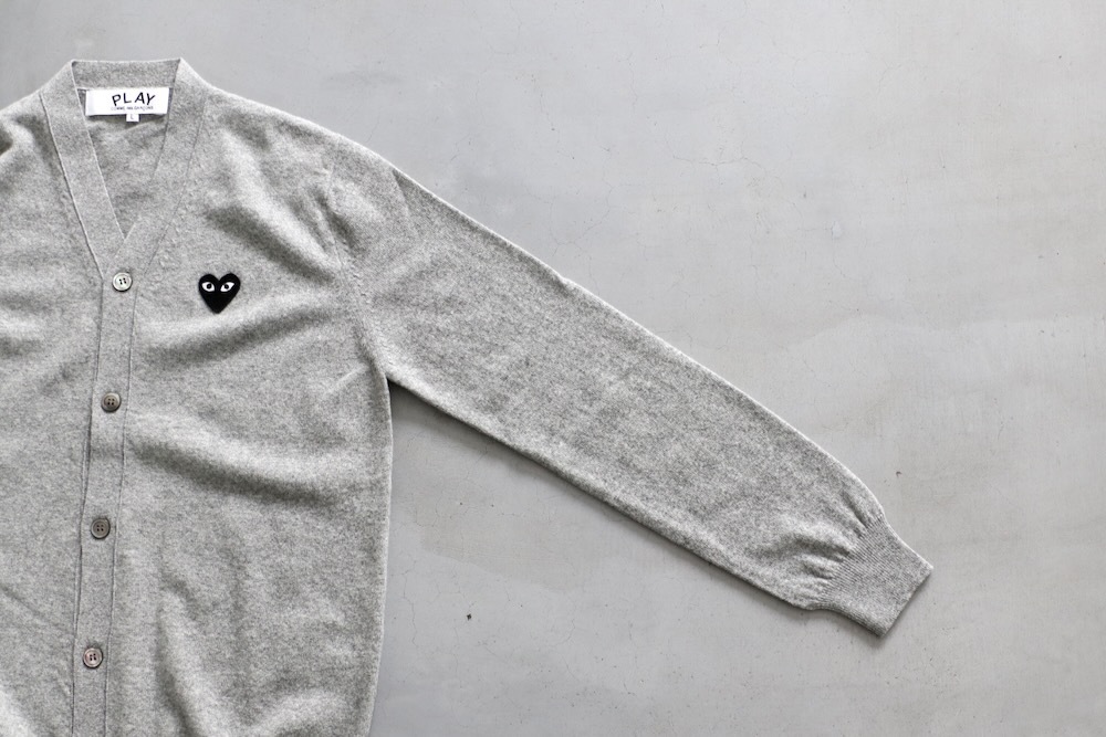 PLAY COMME des GARCONS(�ץ쥤 ���� �� ����륽��) "V-Neck Cardigan With Black Emblem AX-N024-051"