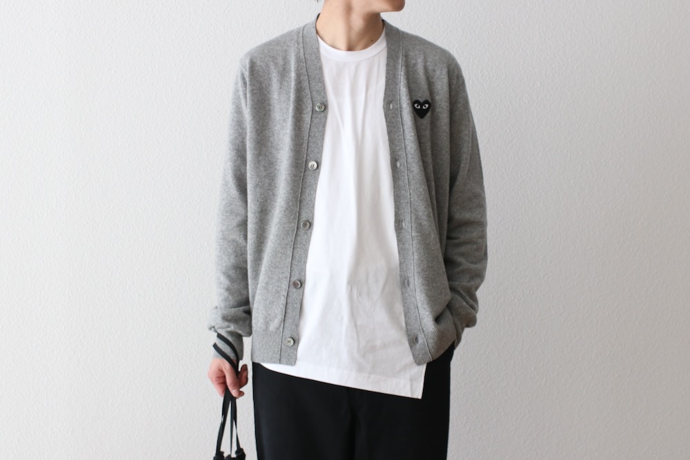 PLAY COMME des GARCONS(�ץ쥤 ���� �� ����륽��) "V-Neck Cardigan With Black Emblem AX-N024-051"