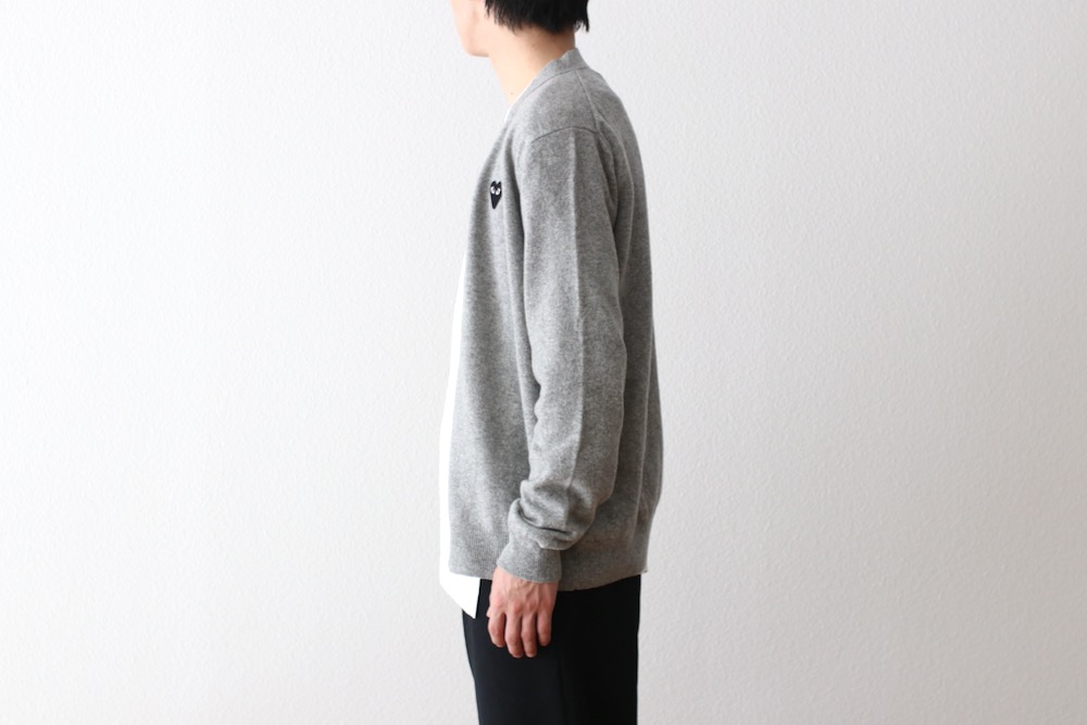 PLAY COMME des GARCONS(�ץ쥤 ���� �� ����륽��) "V-Neck Cardigan With Black Emblem AX-N024-051"