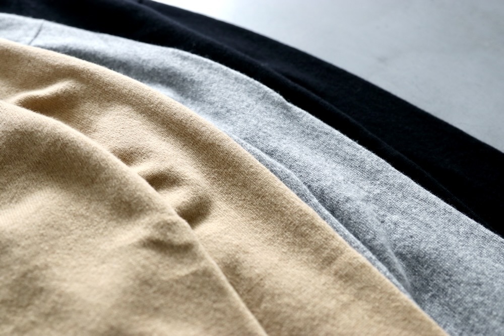 PLAY COMME des GARCONS(�ץ쥤 ���� �� ����륽��) "V-Neck Cardigan With Black Emblem AX-N024-051"