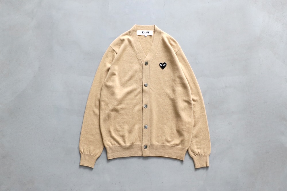 PLAY COMME des GARCONS(�ץ쥤 ���� �� ����륽��) "V-Neck Cardigan With Black Emblem AX-N024-051"