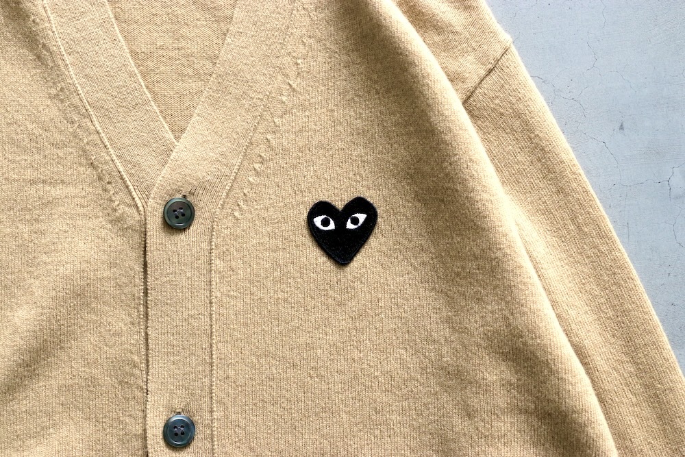 PLAY COMME des GARCONS(�ץ쥤 ���� �� ����륽��) "V-Neck Cardigan With Black Emblem AX-N024-051"