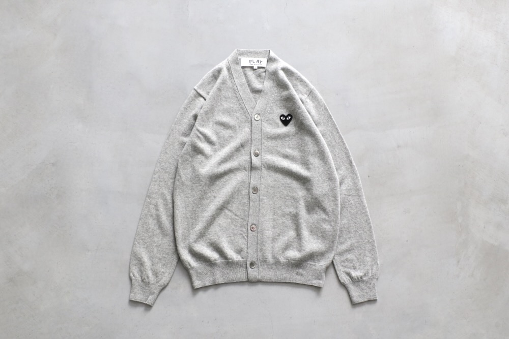 PLAY COMME des GARCONS(�ץ쥤 ���� �� ����륽��) "V-Neck Cardigan With Black Emblem AX-N024-051"