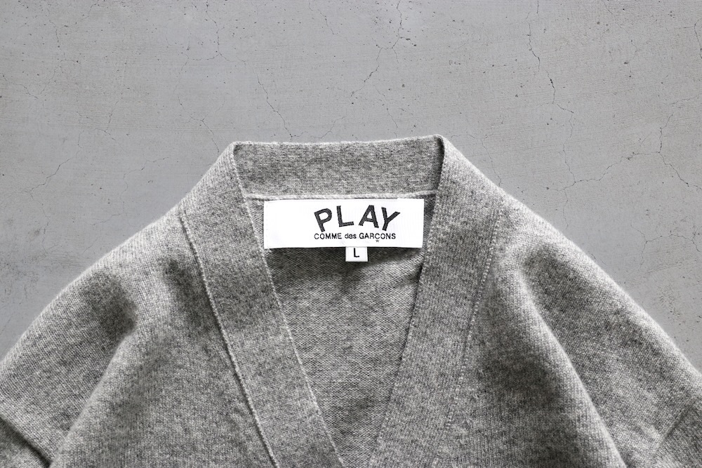 PLAY COMME des GARCONS(�ץ쥤 ���� �� ����륽��) "V-Neck Cardigan With Black Emblem AX-N024-051"