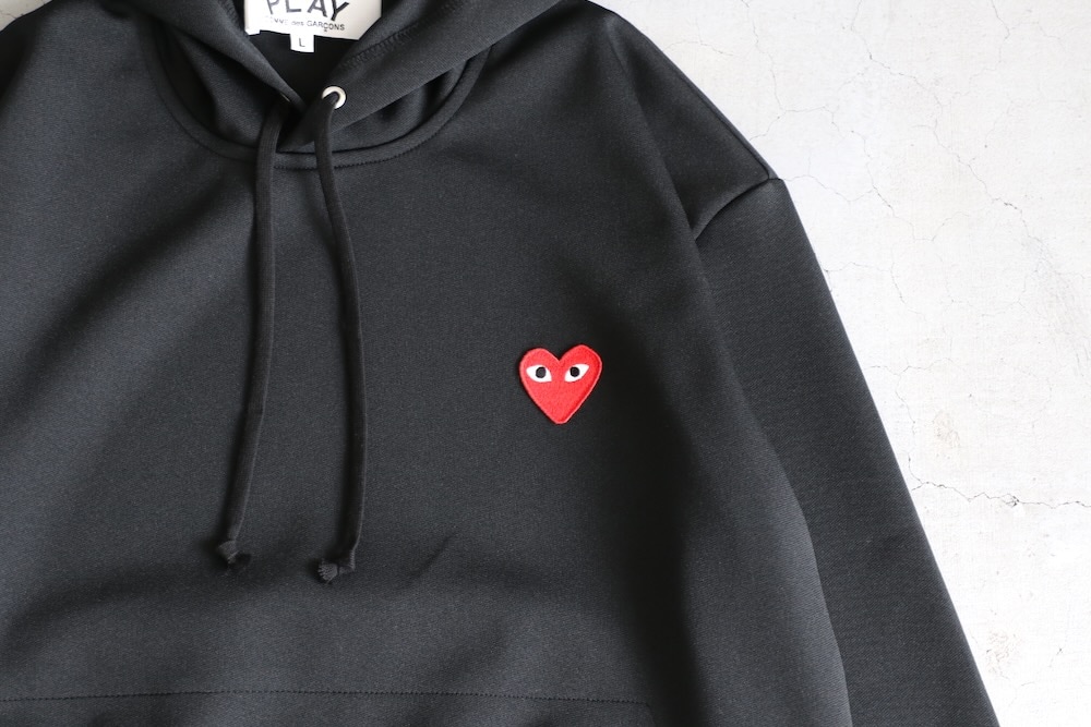 PLAY COMME des GARCONS コム デ ギャルソンAX-T174 プレイ コムデギャルソン ワンポイント赤ハート スウェット/パーカー