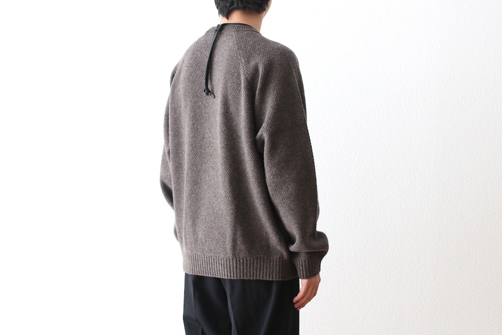ATON (ȥ) "LAMBS WOOL CREWNECK SWEATER"