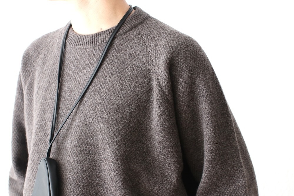 ATON (ȥ) "LAMBS WOOL CREWNECK SWEATER"