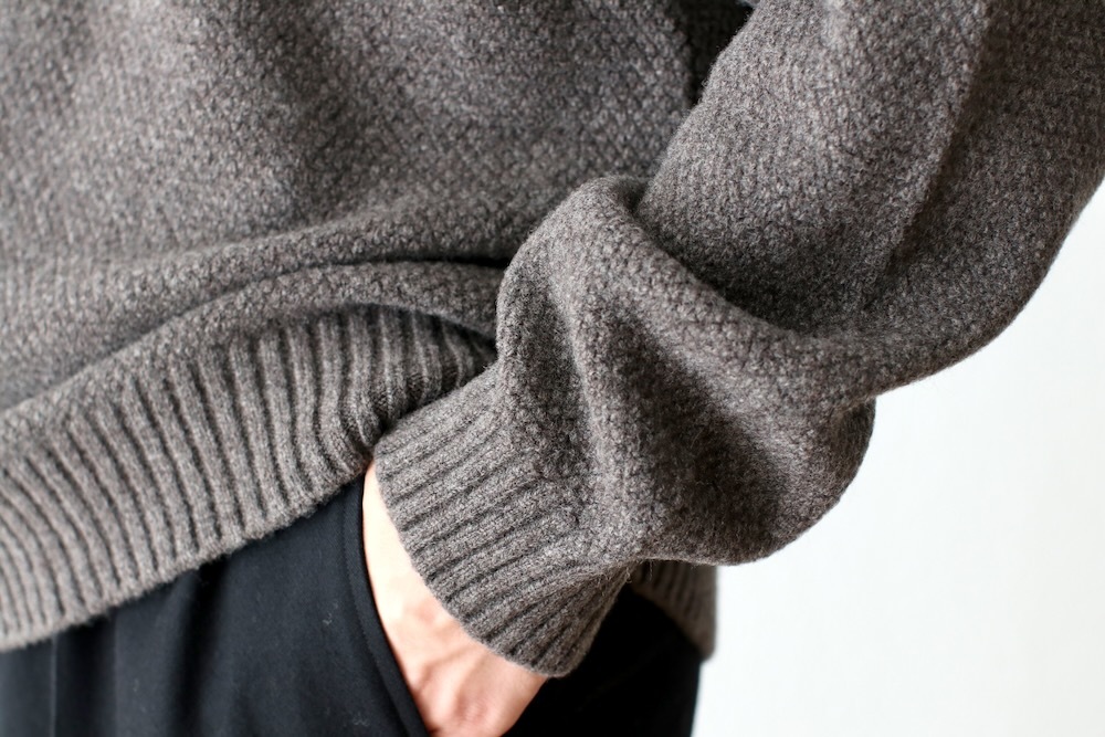 ATON (ȥ) "LAMBS WOOL CREWNECK SWEATER"